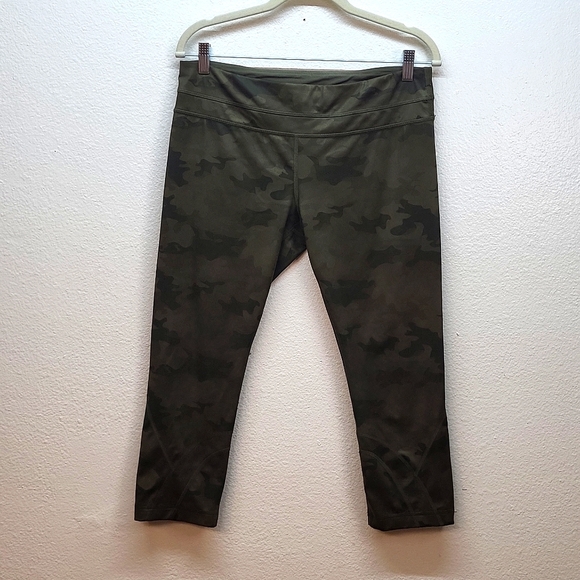 lululemon athletica Pants - Lululemon Camo Crop Leggings